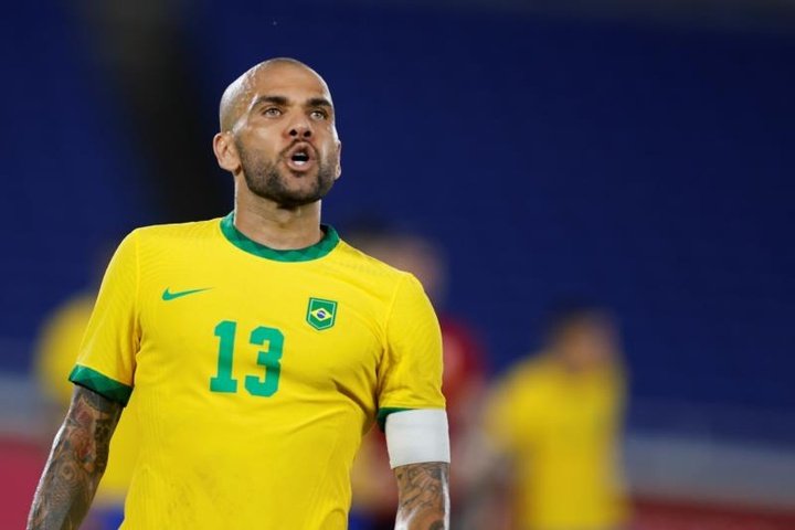 Dani Alves respondió a las críticas por su convocatoria con Brasil. EFE