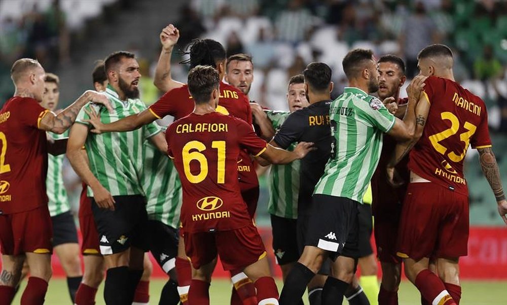 La Roma fue el rival del Real Betis la pasada campaña en el partido de presentación (5-2), con mal perder de los italianos. EFE/Jose Manuel Vidal