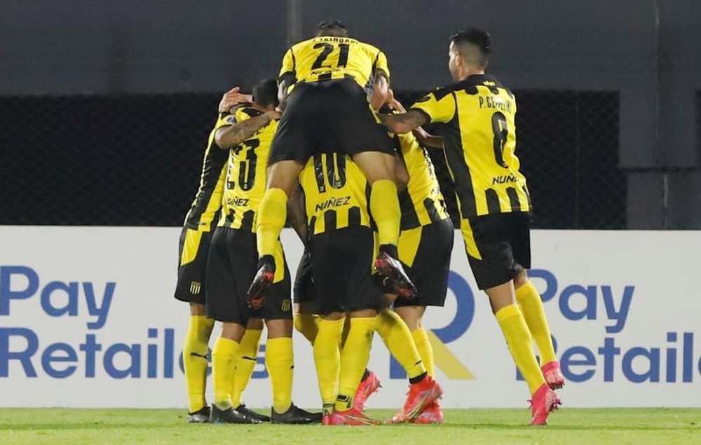 Peñarol, a evitar que Cristal convierta el trámite en sorpresa. EFE