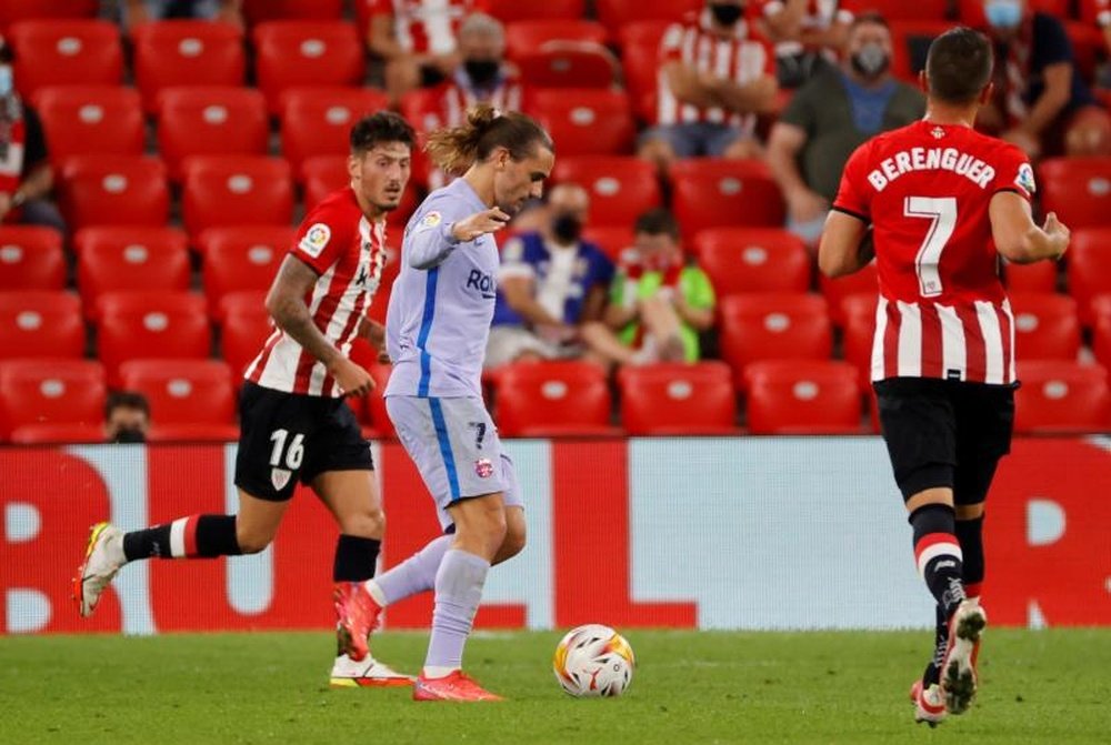 Griezmann y un gesto que acaba con la esperanza de la afición del Athletic. EFE