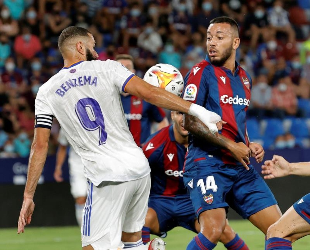 Paco López dio la lista para medirse al Barcelona. EFE