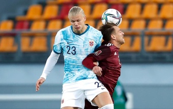 Victoria de Noruega frente a la Selección de Letonia. EFE