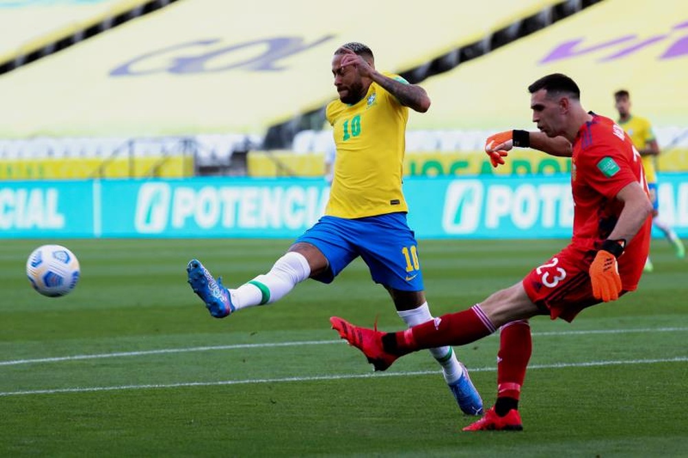 Emiliano Martínez y Richarlison se enfrentarán este sábado. EFE