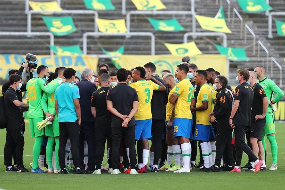 El entrenador Tite (5-i) de Brasil habla con sus jugadores tras la suspensión de un partido contra Argentina en el estadio Arena de Sao Paulo (Brasil). EFE/Sebastiao Moreira