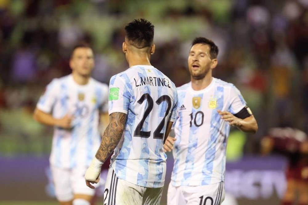 Lautaro Martínez e as chamadas de Messi.EFE