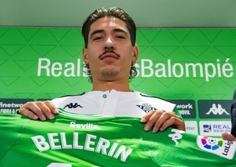 Héctor Bellerín tiene intenciones de continuar en el Real Betis. EFE