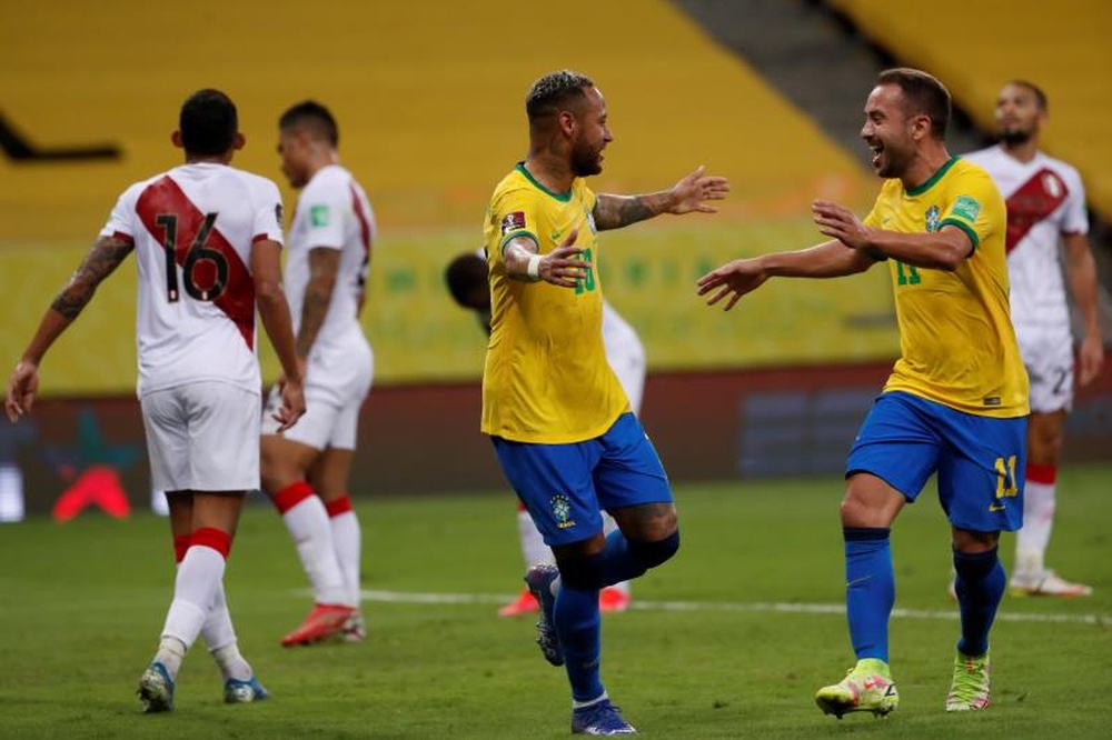 Após joelhada de Zuñiga, Ney se preparou para o pior.EFE