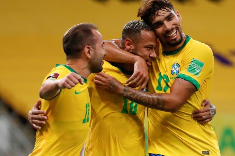 Brasil superó a Perú por dos goles a cero y sigue líder. EFE