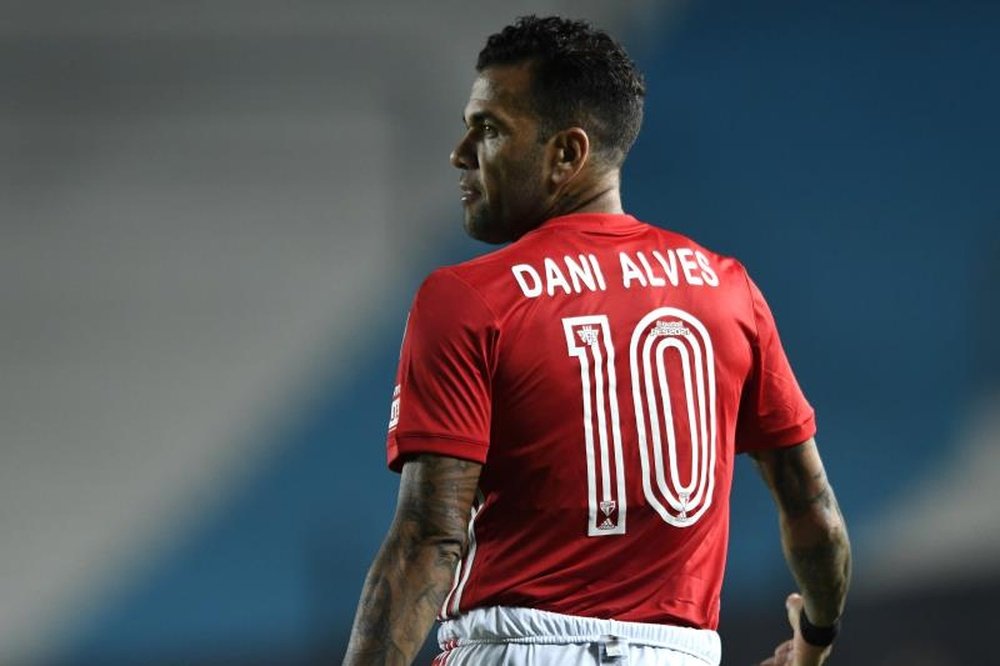 Sao Paulo rescindió el contrato de Dani Alves al no poder pagar su salario. EFE