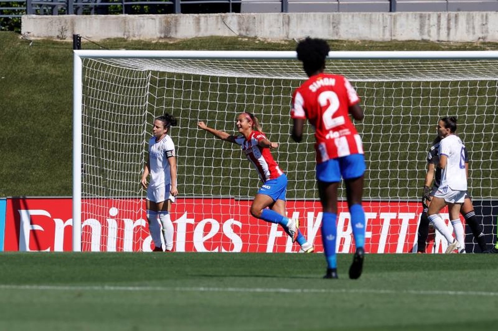 Deyna Castellanos hizo el primer gol del derbi ante el Real Madrid. EFE