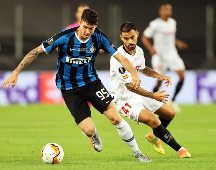 Chelsea and Man City to consider £60m bid for Inter's Bastoni
