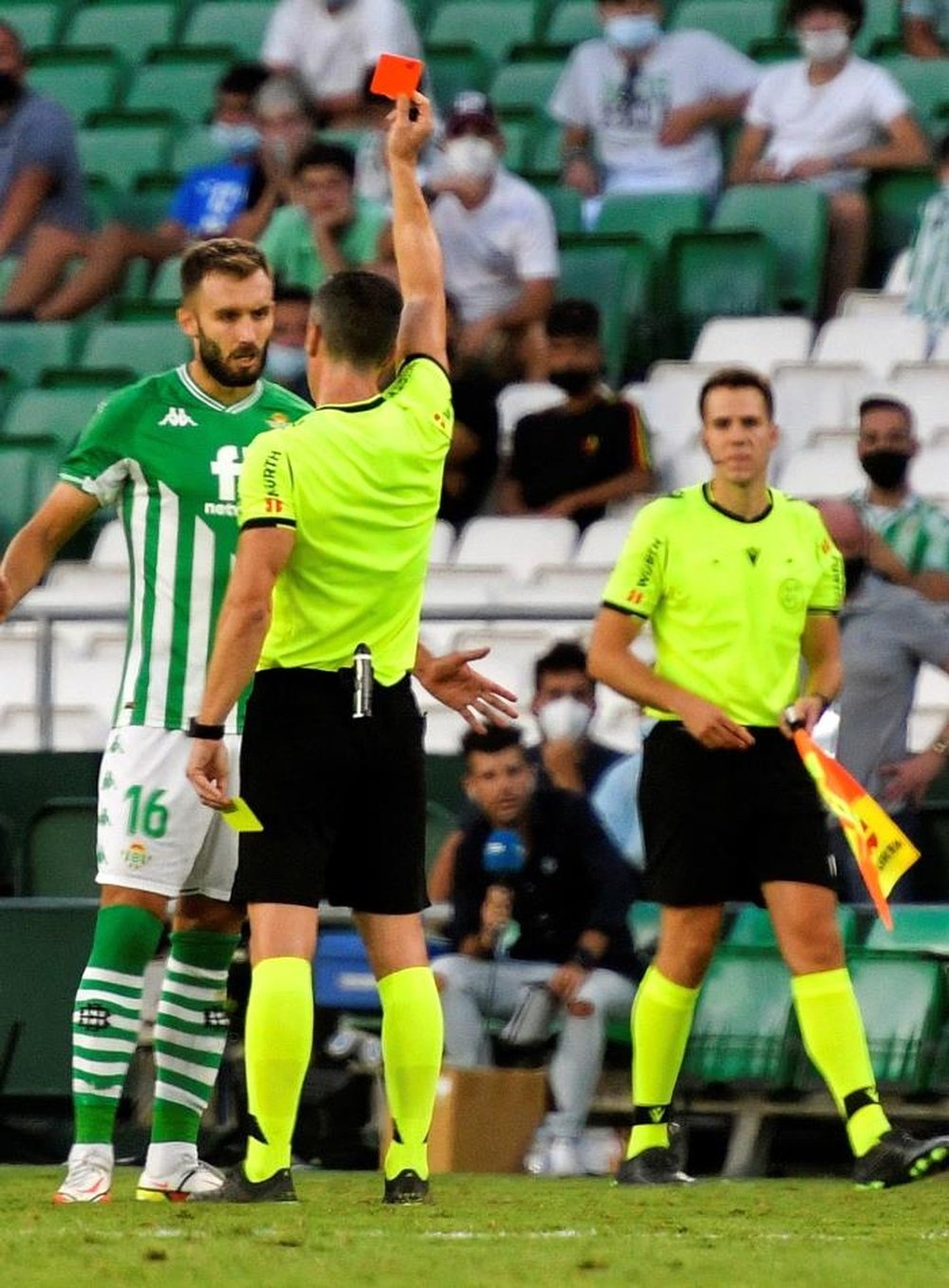 El defensa del Betis German Pezzella (i) recibe la tarjeta roja del árbitro Cásar Soto Grado (2-i) durante el partido contra el Espanyol en el estadio Benito Villamarín, en Sevilla. EFE/ Raul Caro Cadenas