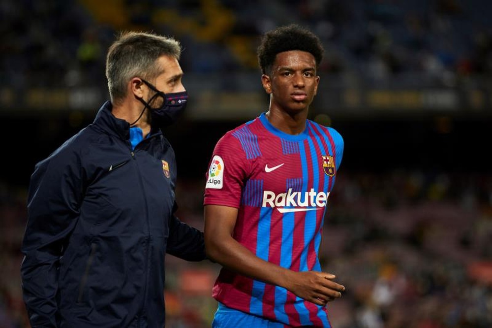 La línea defensiva del Barça tuvo una media de 20 años. EFE