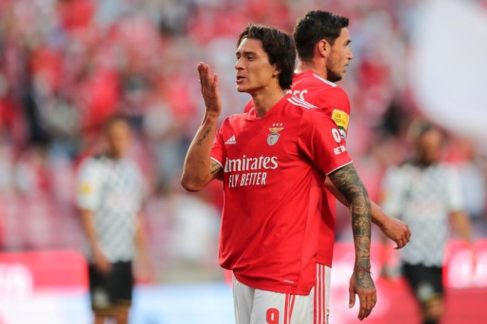 Darwin Núñez (i) del Benfica celebra tras marcar un gol. EFE