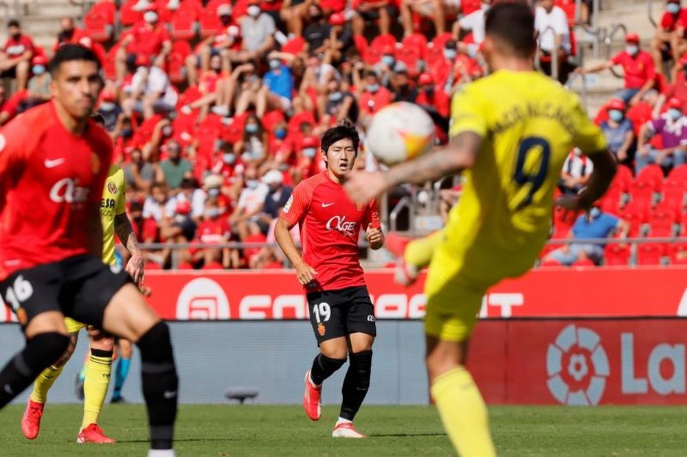 El centrocampistacoreano del RCD Mallorca Kang-In Lee (c), durante un partido. EFE