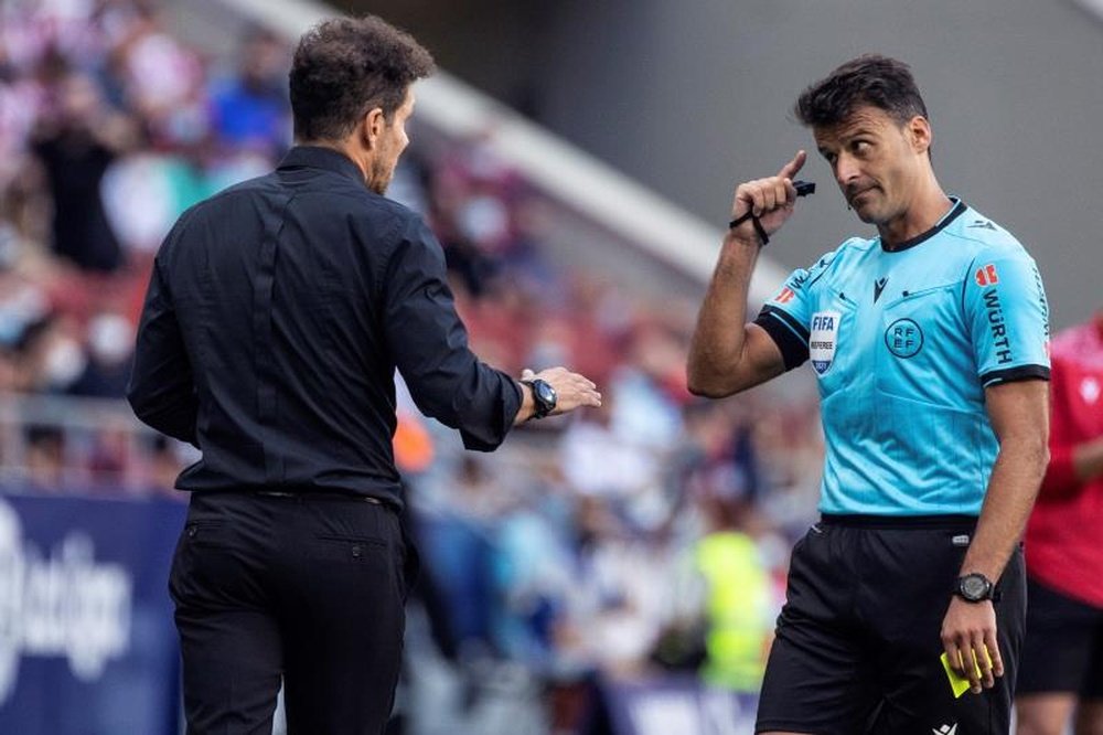 El árbitro Gil Manzano (i), durante un partido.- EFE/Rodrigo Jiménez