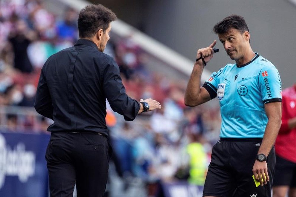 El árbitro Gil Manzano (i), durante un partido.- EFE/Rodrigo Jiménez
