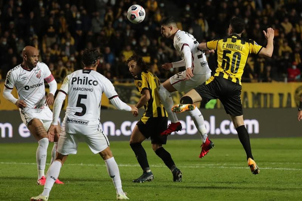 Paranaense se impuso por 1-2 a Peñarol. EFE