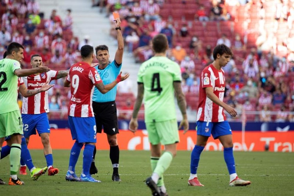 Gil Manzano expulsó por doble amonestación a Joao Félix. EFE