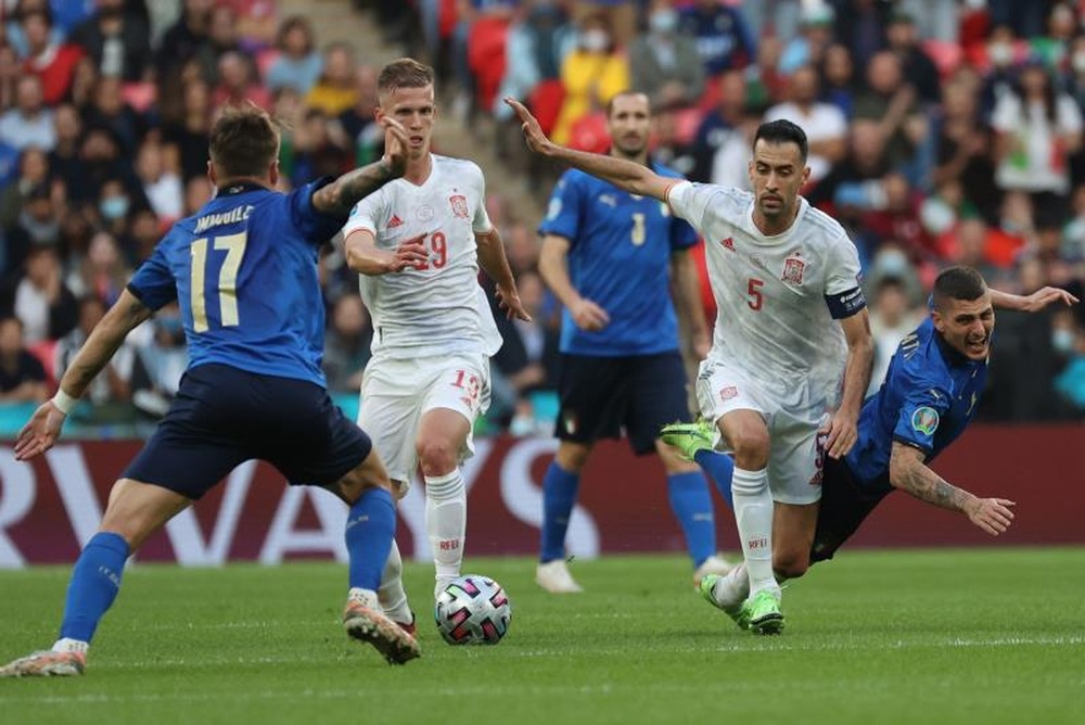 El Barça frena por Dani Olmo. EFE