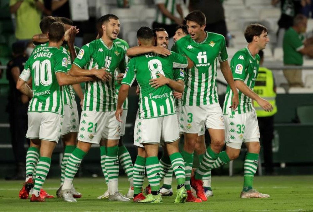 Willian José le susurra a Míchel que recoja sus cosas. EFE
