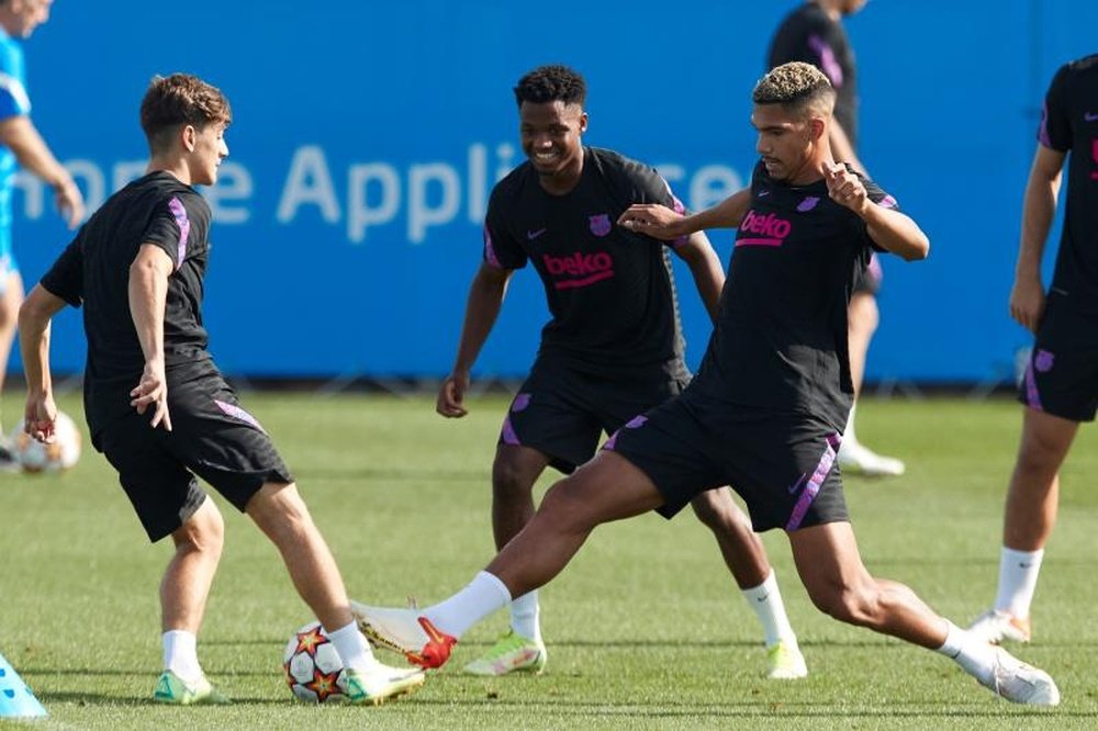 Gavi et Araujo au centre d'entraînement. EFE