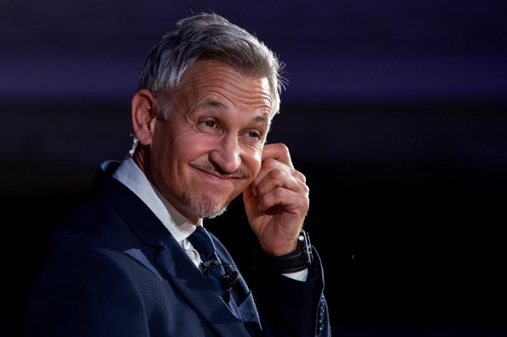 Gary Lineker received an award from Joan Laporta. EFE