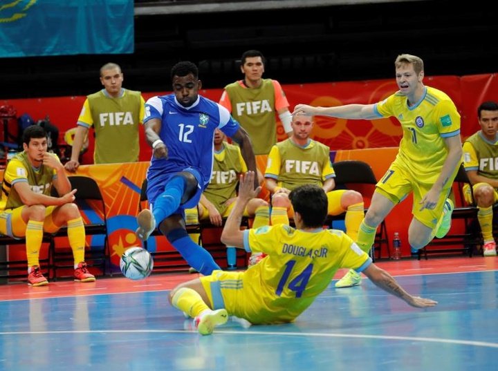 Brasil remonta a Kazajistán y se cuela como tercera del Mundial