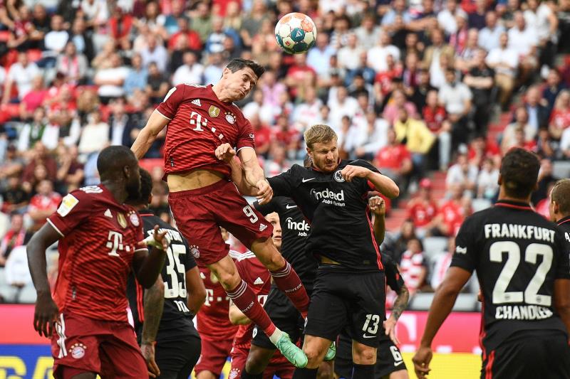 Lewandowski remata un balón en el Bayern-Eintracht