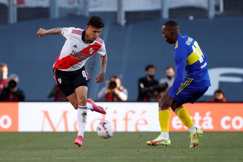 Julián Álvarez marcó un doblete en la victoria de River Plate ante Boca Juniors (2-1). EFE
