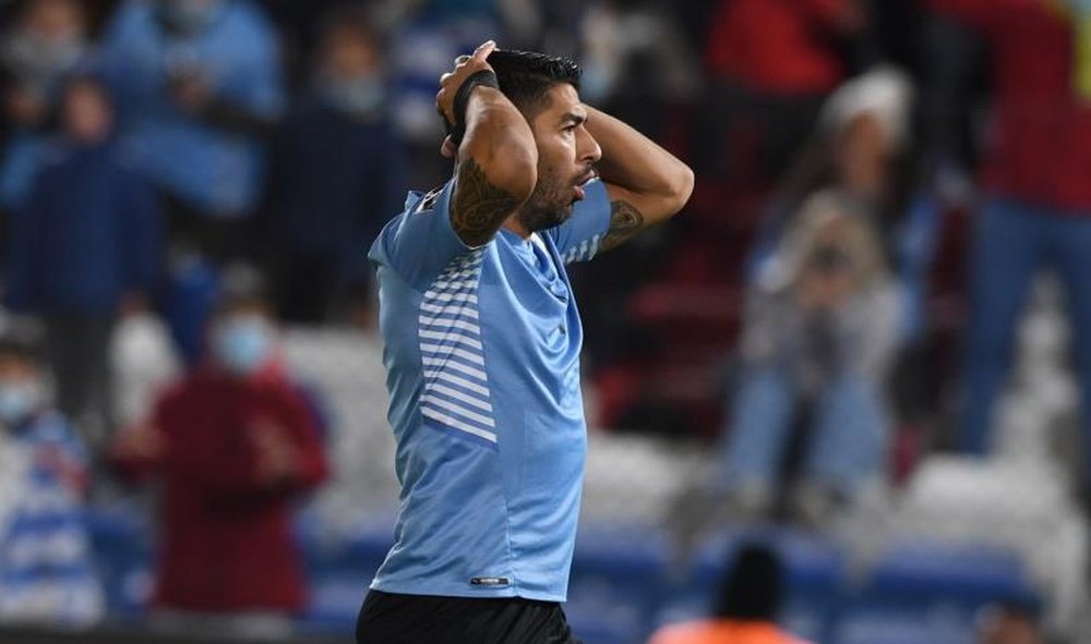 Suárez e Giménez se lesionaram com o Uruguai. EFE/Pablo Porciúncula