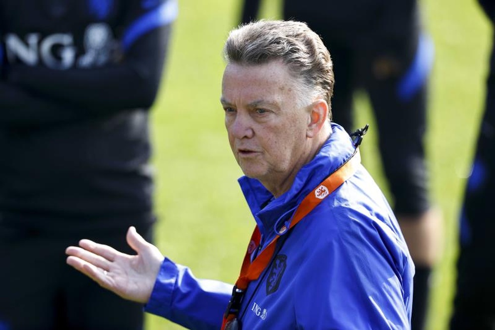 Van Gaal salió en defensa de Koeman y De Jong. EFE