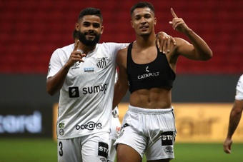 Marcos Santos (derecha) celebra un gol con el Santos, en una fotografía de archivo. EFE