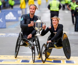 Los suizos Marcel Hug y Manuela Schär ganan la carrera de silla de ruedas del Maratón de Boston
