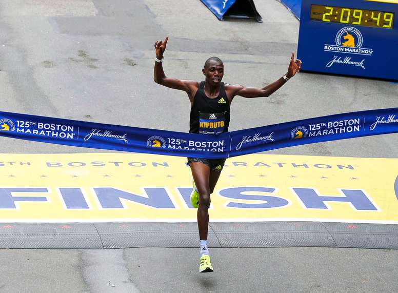 El keniano Benson Kipruto cruza la meta en primer lugar durante la 125 edición del Maratón de Boston, celebrado este 11 de octubre de 2021, en Boston, Massachusetts (EE.UU.). EFE/Herb Swanson