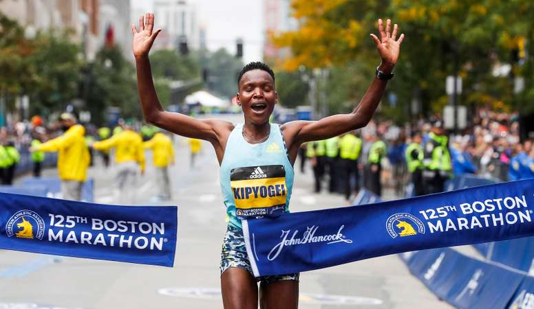 La corredora keniana Diana Kipyogei cruza la meta en primer lugar durante la 125 edición del Maratón de Boston, celebrado este 11 de octubre de 2021, en Boston, Massachusetts (EE.UU.). EFE/Cj Gunther