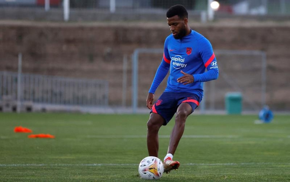 Tanto a Lemar como a Llorente se les pudo ver ya entrenando a buen ritmo, aunque al margen. EFE
