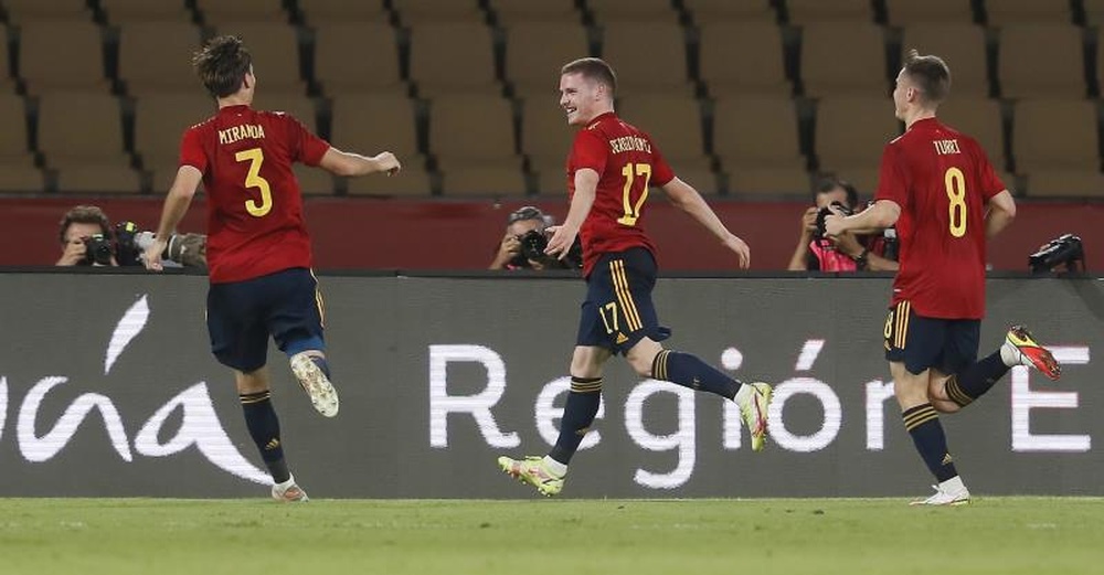 El centrocampista de España Sergio Gómez (c) celebra uno de sus goles ante Irlanda del Norte. EFE