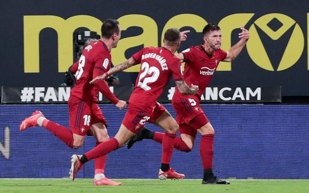 Los jugadores del Osasuna celebran el gol marcado por el defensa David García. EFE/Román Ríos