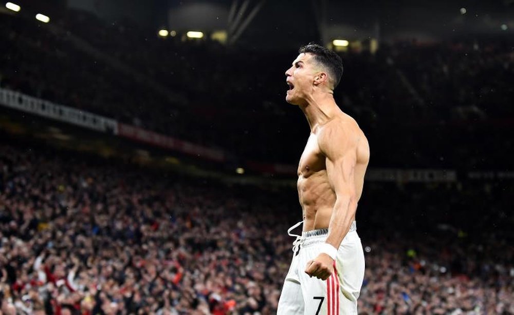 Cristiano arengó a los hinchas. AFP