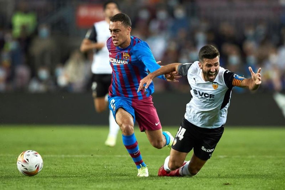 Sergino Dest (L) will notplay against Rayo Vallecano. EFE