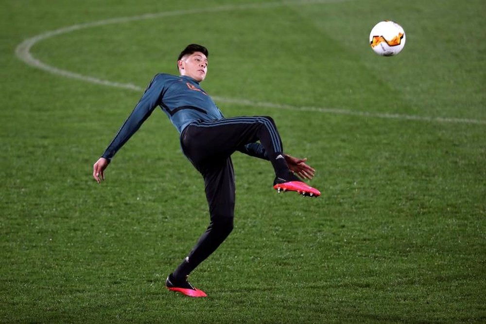 Ajax are negotiating Edson Alvarez's new contract. EFE