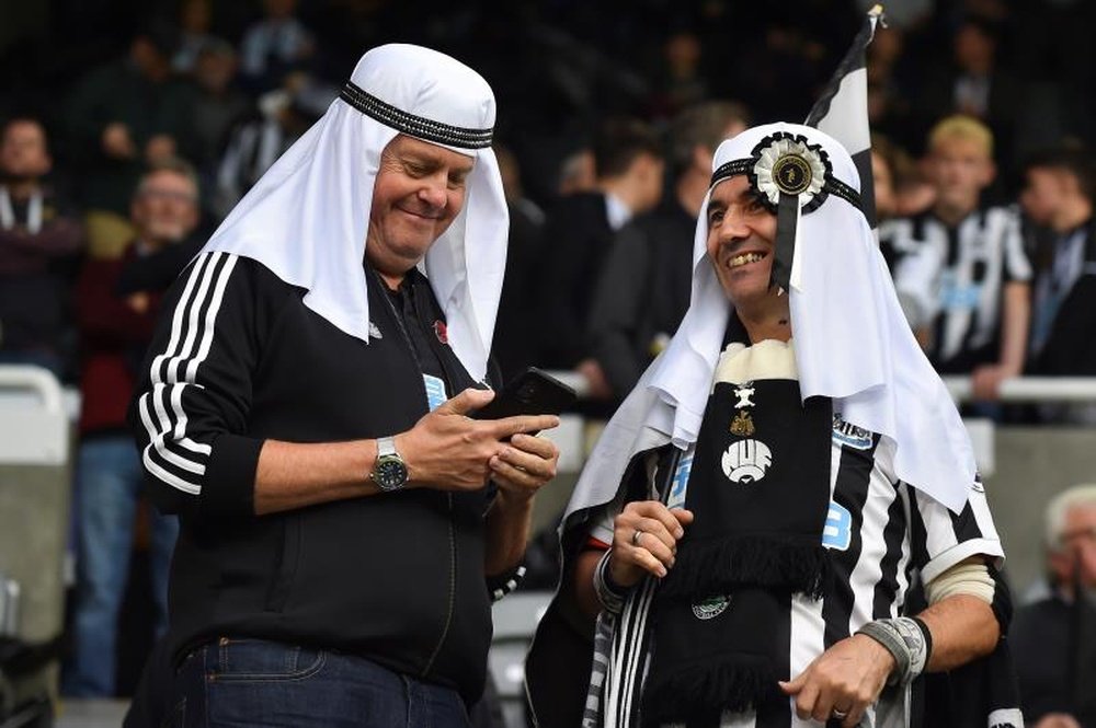Newcastle demande à ses fans de cesser de porter le vêtement arabe traditionnel. EFE