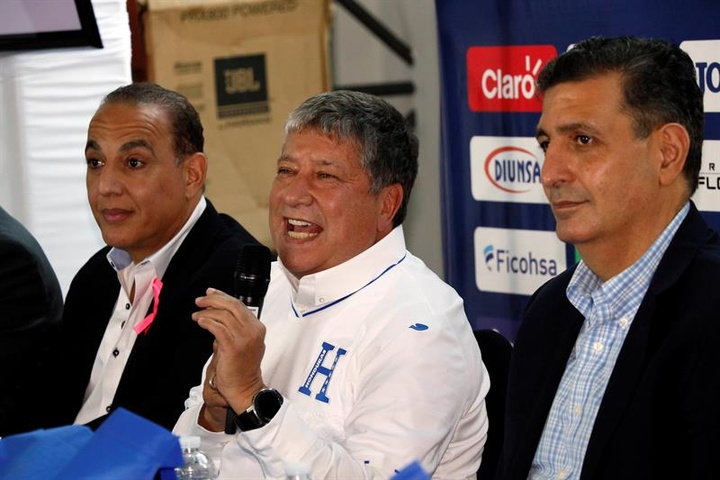 'Bolillo' Gómez dirigió su primera sesión con Honduras. EFE