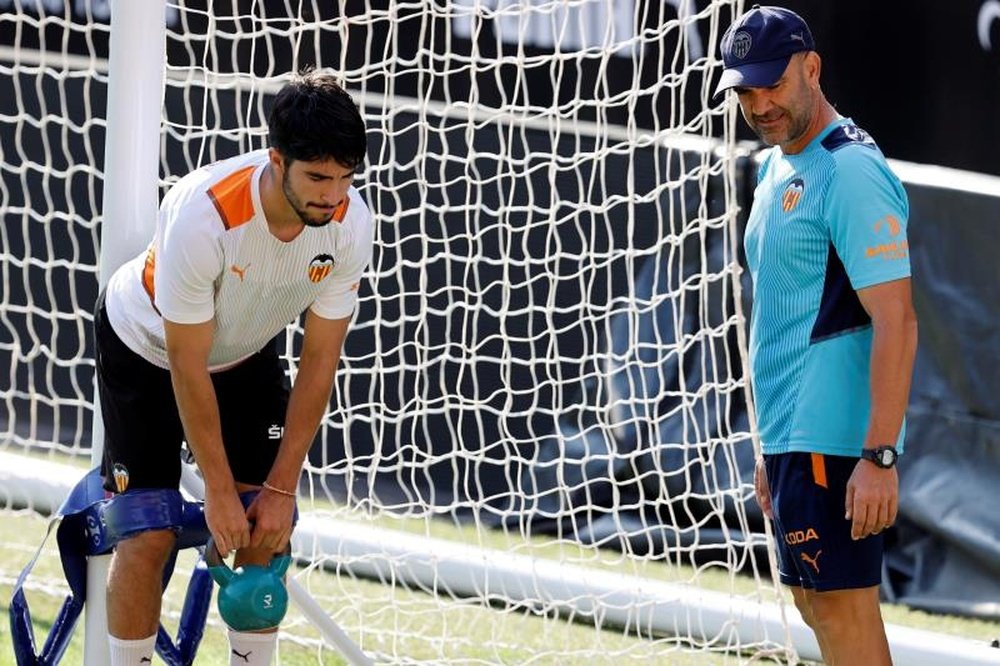 l jugador del Valencia, Carlos Soler, durante un entrenamiento. EFE