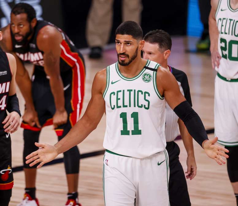 Kanter llevaba zapatos estampados con las palabras Tíbet libre durante el partido del miércoles por la noche que jugaron los Celtics frente a los New York Knicks, en el Madison Square Garden. Foto de archivo. EFE/EPA/ERIK S. LESSER