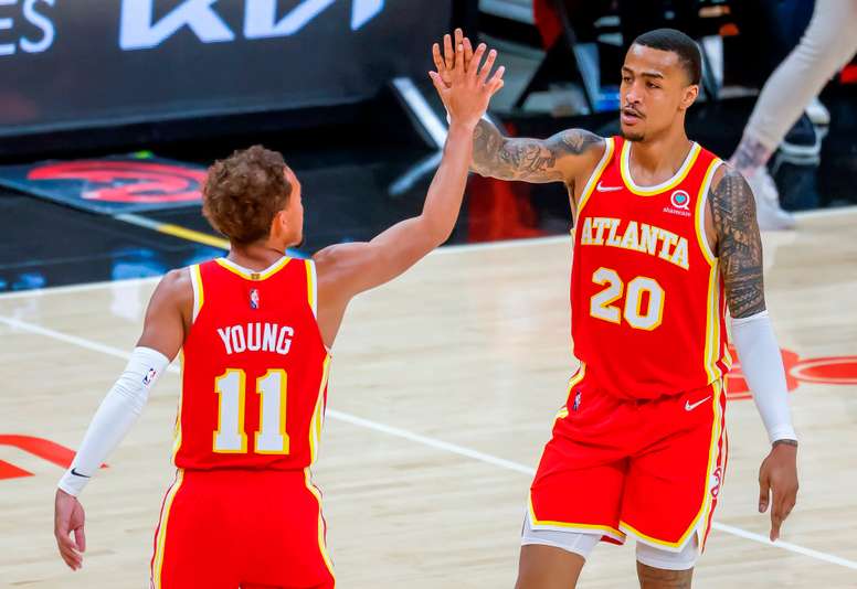 El escolta de los Atlanta Hawks, Trae Young (izq.), Reacciona con el alero de John Collins (D) Durante la segunda mitad del partido de baloncesto de la NBA. EFE / EPA / ERIK S. LESSER SHUTTERSTOCK OUT