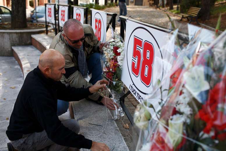 Seguidores de Marco Simoncelli, colocan flores en una esquina de Coriano, cerca de Cattlolica, Italia, en una imagen de archivo. EFE/PASQUALE BOVE