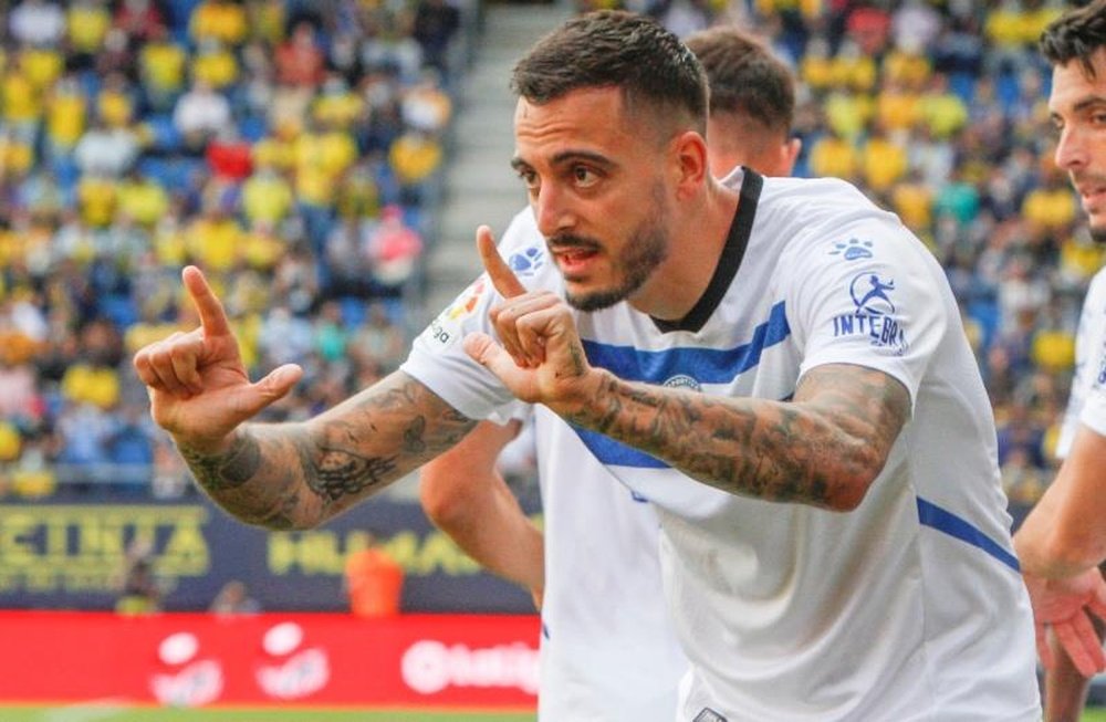 Joselu le regala a Calleja una vida extra en Cádiz. EFE