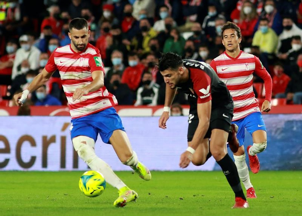 Eteki y Gonalons podrían estar ante el Real Madrid. EFE